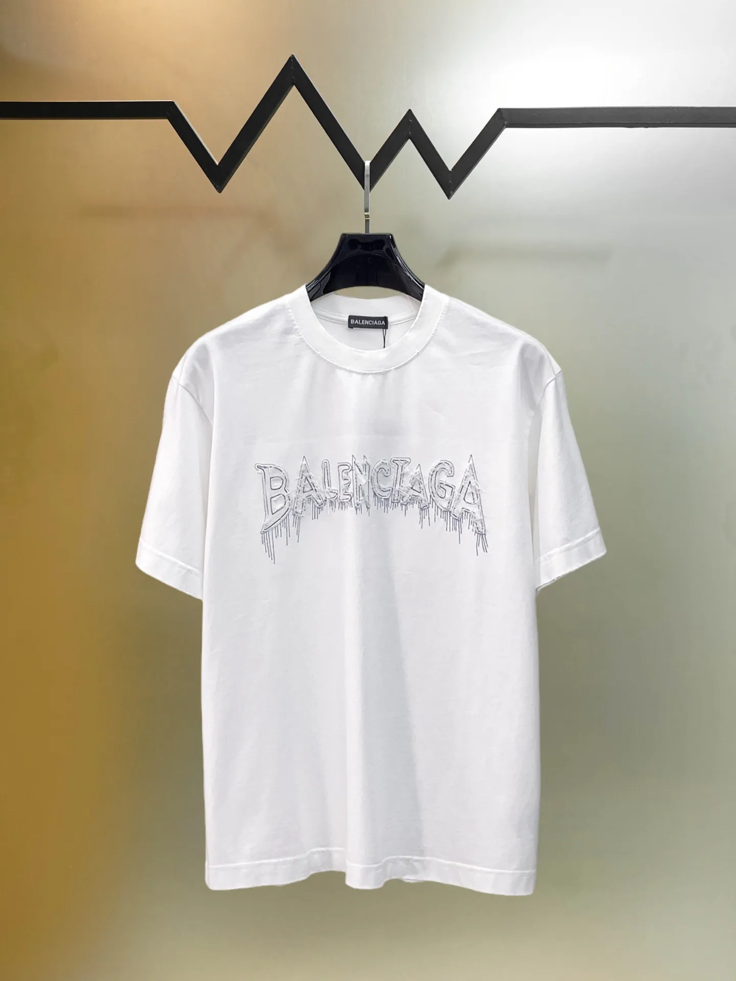 Balenciaga's high-end top-quality products 🐮2026 Spring and Summer New Arrival first counter, the latest New Arrival short-sleeved round neck T-shirt, Premium customized design, avant-garde and fashionable! Brand logo heavy craftsmanship design Premium customized 260g fabric. Soft to the touch. Comfortable to wear. Counter-level exquisite stitching. Fine workmanship. The upper body effect is incomparably handsome! A must-have item for men and women with the same style! Sizes: S~XXL When placing an order, please state your height and weight. The maximum wearing size is 210 pounds (one size larger)